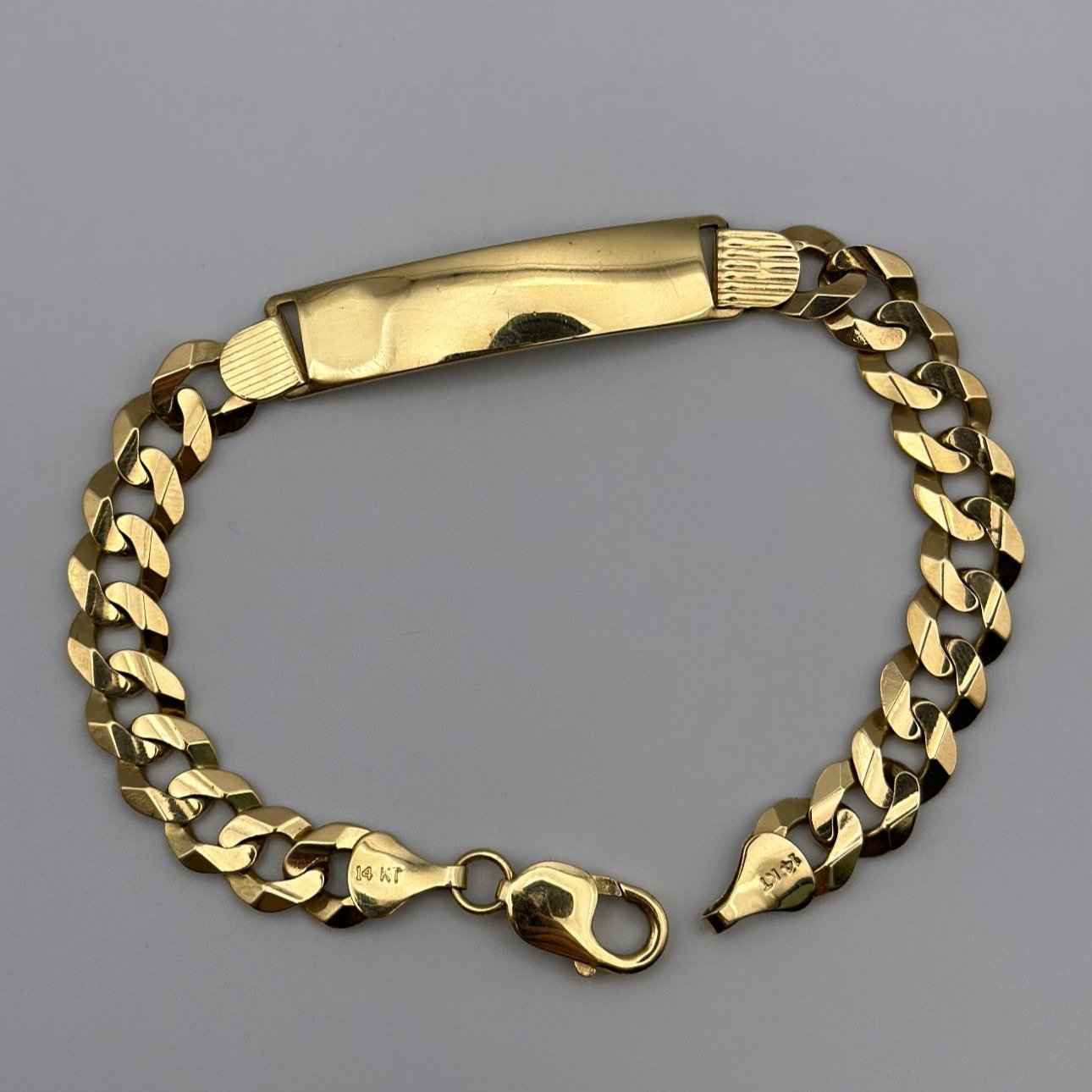 Cuban bracelet with plate.