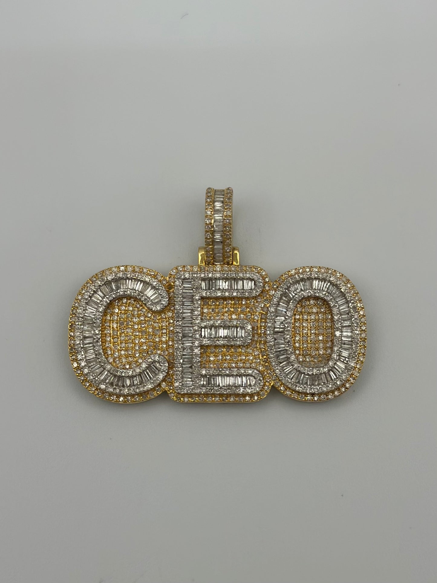 Ceo design pendant in diamond .