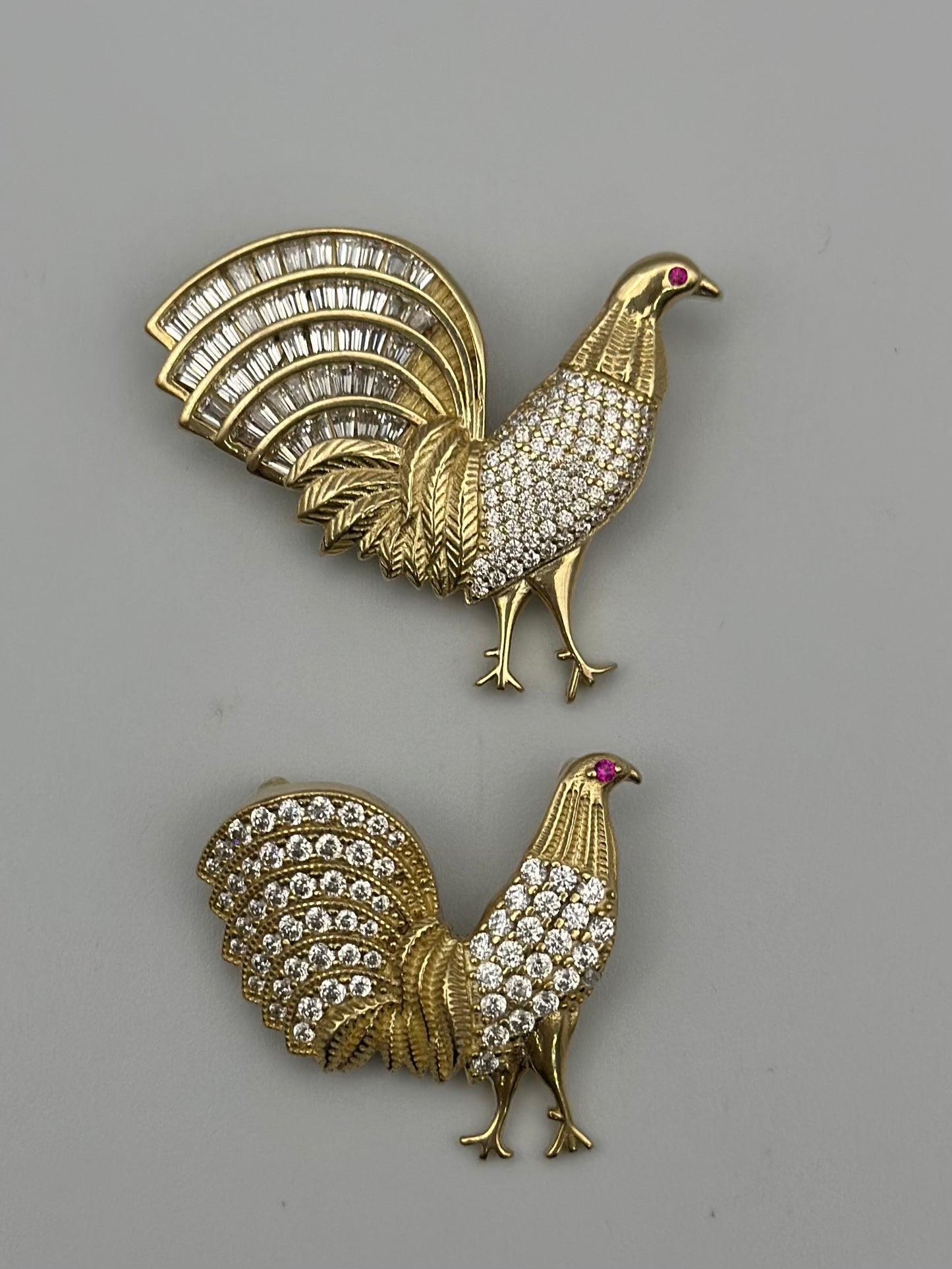 Rooster medal with white zirconia.