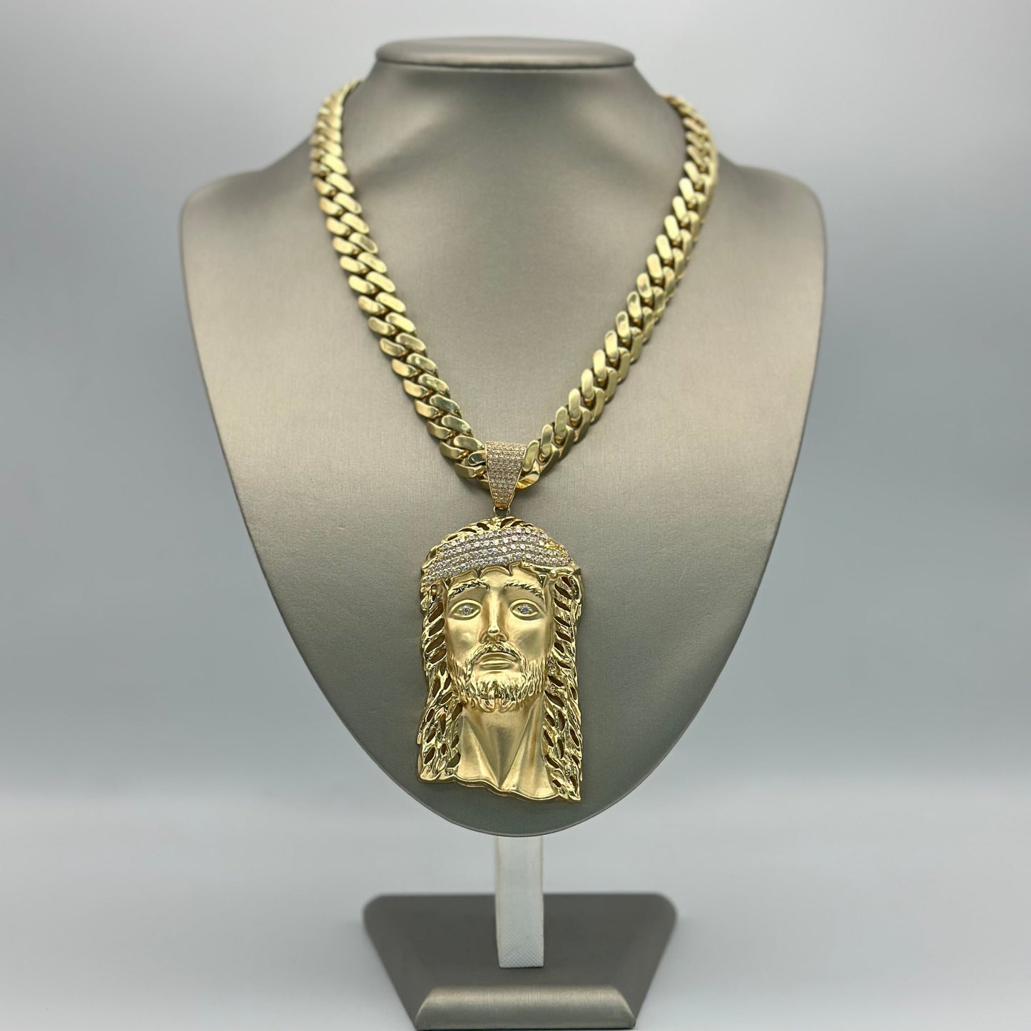 Set XXL Miami cuban link with Jesus medal .