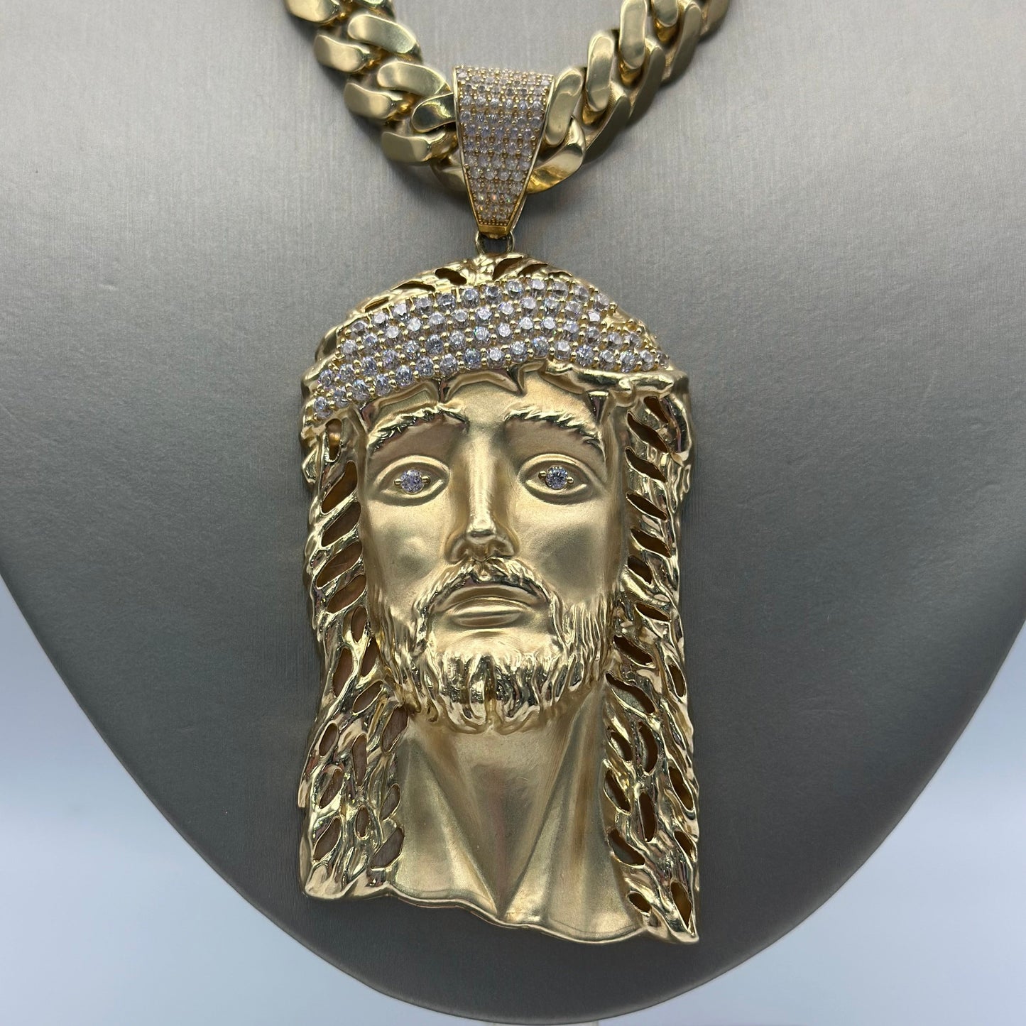 Set XXL Miami cuban link with Jesus medal .