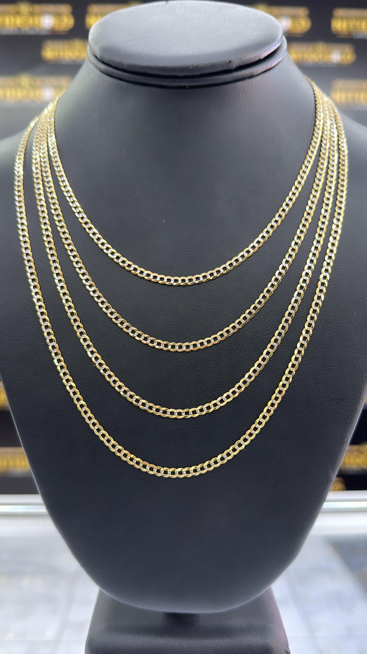 Cuban solid chain with two tones .